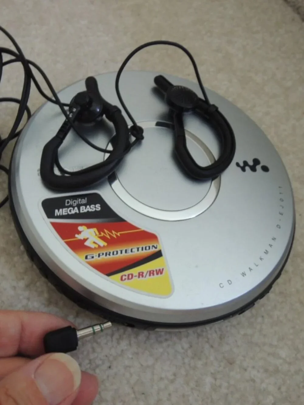 Sony D-EJ011 CD Player Silver CD-R/RW Walkman Disc Player + Over Ear Headphones